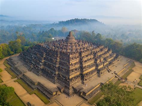 Borobudur 사원 건축: 9세기 신라와의 교류를 통해 본 중앙자바 왕국의 불교 예술과 정치